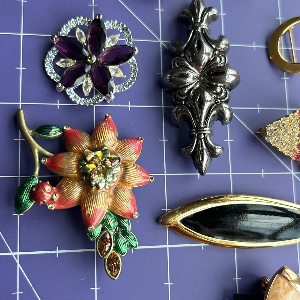 Monet collection of brooches & earrings new & old EUC  and travel pouch included - Picture 9 of 14